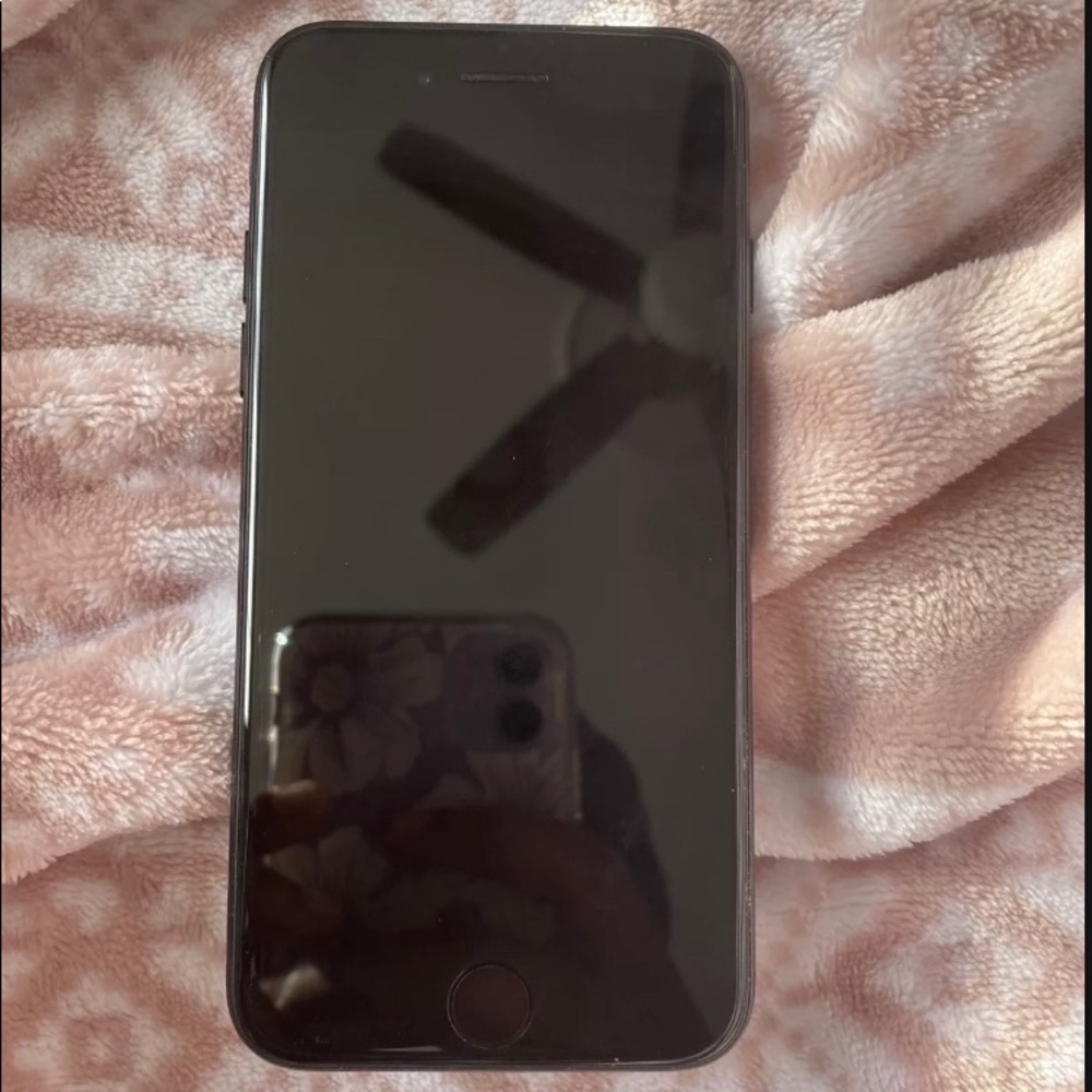 iPhone 7 has 32 gb, in good condition, no marks
